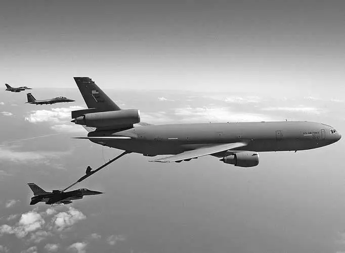 Військовий повітряний заправник KC10 Extender під час дозаправки винищувача - фото 27