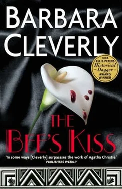 Barbara Cleverly The Bee's kiss обложка книги