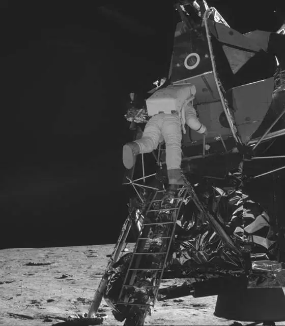 Олдрин спускается из лунного модуля На долгие времена отпечаток подошвы - фото 64