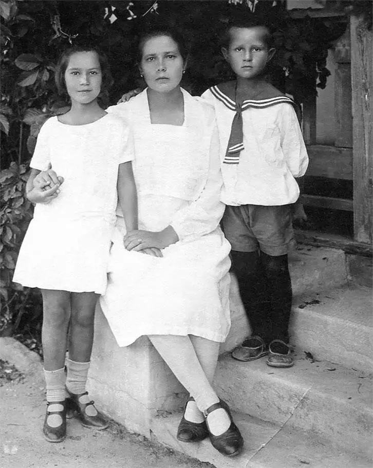 Бабушка Таня со своими детьми Мой папа с родителями 1935 г Папа и мама в - фото 6