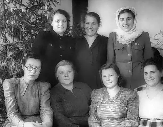 Мама сидит первая слева с сотрудниками детского сада 1953 г Мама слева с - фото 11