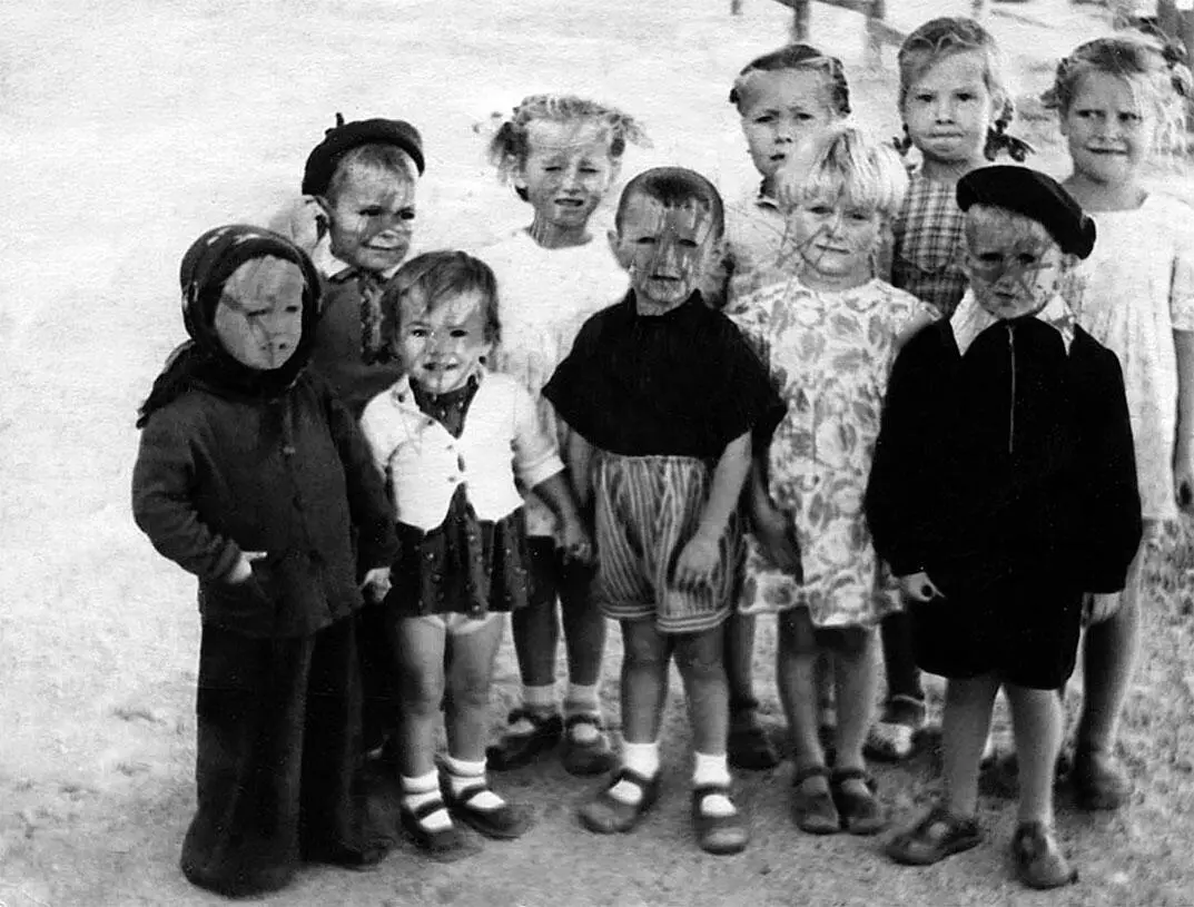 Первая дворовая компания Нанки она вторая слева в первом ряду 1959 г Нанка - фото 16