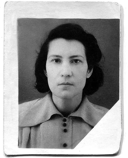 Мама после смерти нашего отца Сестры 1962 г Ясли Я в верхнем ряду 3я - фото 19