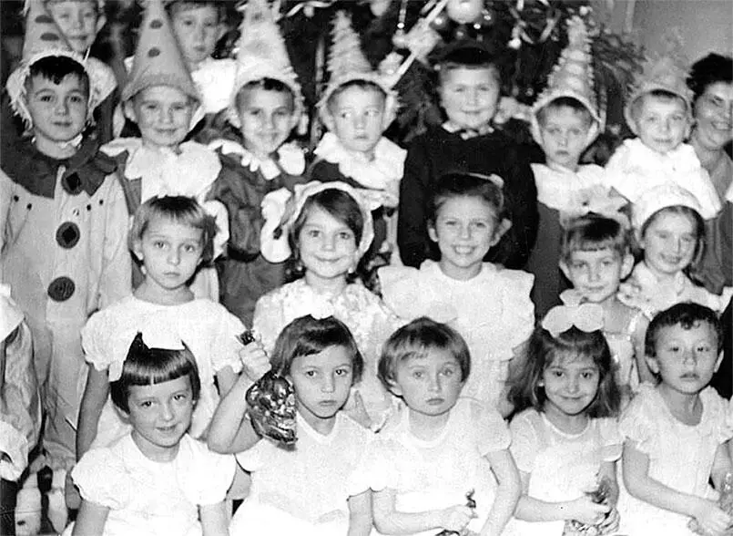 Детский сад Я Лисичка вторая слева во втором ряду Нанке 6 лет - фото 22