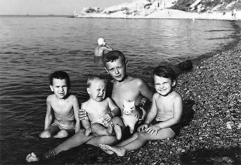 Карантин Чумка Нанка Сережа с Вовкой и я 1963 г Я в детском саду 1965 г - фото 27