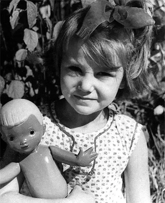 Я в детском саду 1965 г Нанка моя подруга и я 1965 г Чумка Нанка делает - фото 28