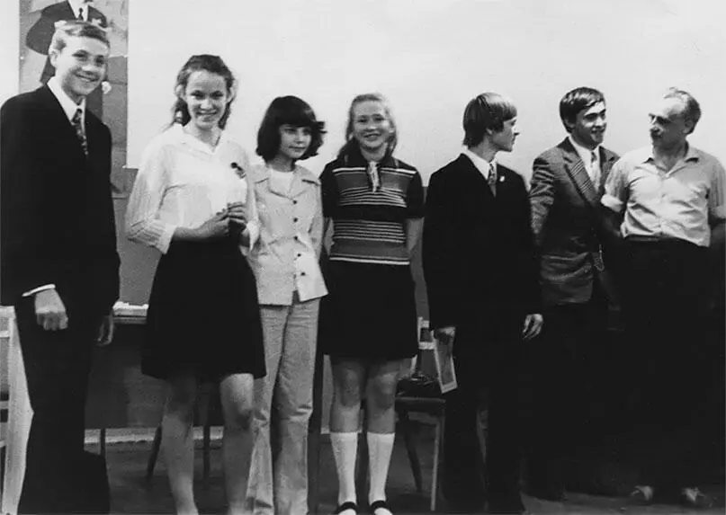 Крайний справа Владимир Прокопьевич Фокин руководитель театра Играю Нанкину - фото 39