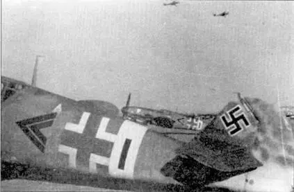 Истребитель Bf 109G на переднем плане несет символику командира IIIJG3 - фото 133
