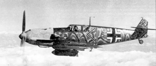 В полете Bf 109E7 с подвешенной под фюзеляжем бомбой первые дни операции - фото 15