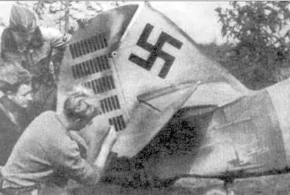 Прошел месяц 27 августа 1941 г Шмидт рисует на руле поворота своего - фото 38