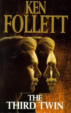 Ken Follett the Third Twin (1996) обложка книги