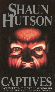 Shaun Hutson Captives обложка книги