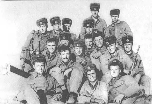 Разведгруппа лейтенанта Богатикова после разгрома душманской банды 1980 г - фото 52
