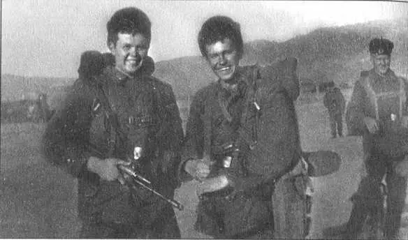 Разведчики перед выходом на задание 1981 г Дембель в опасности но задачу - фото 54
