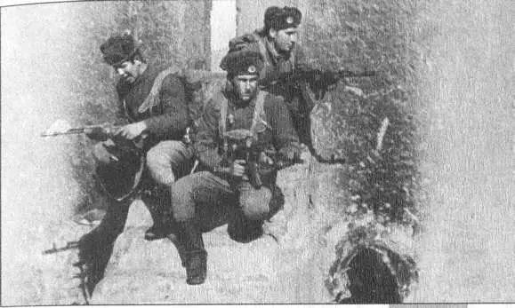 Группа прикрытия на операции в афганском кишлаке 1981 г Колонна БМД - фото 56