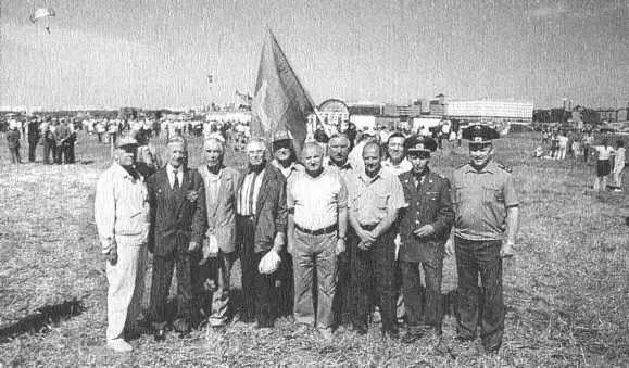 На празднике День ВДВ на аэродроме Тушино 2002 г Ветераныразведчики перед - фото 61