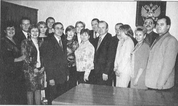 Поздравление автора в честь его 60летия в офисе 2002 г Мама автора в - фото 67
