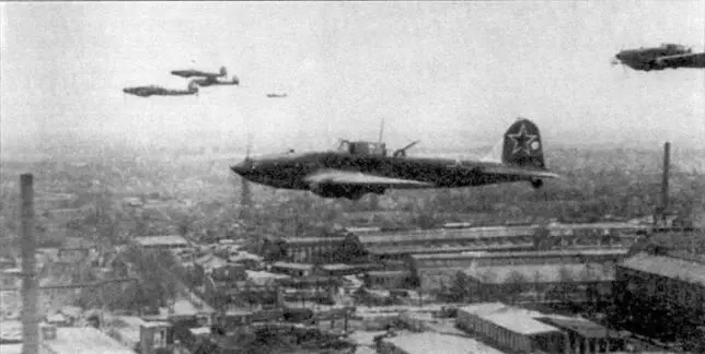 Группа Ил2 из 16 Воздушной Армии ВА в полете над Берлином апрель 1945 г - фото 36
