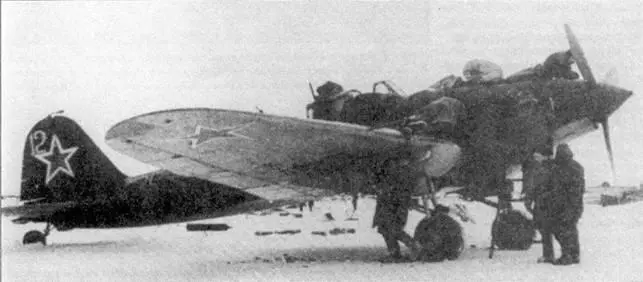 Механики готовят Ил2 М к вылету конец 1943 г Необычно что самолет имеет два - фото 108