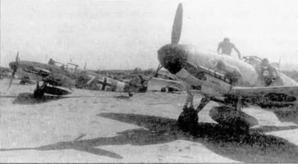 На снимке еще один истребитель 4JG53 белая 7 На всех мессершмиттах - фото 154