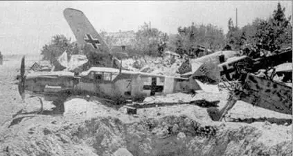 Такие картины летом 1943 г можно было увидеть на многих аэродромах - фото 159