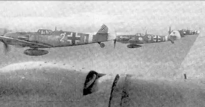 Снимок сделан с бомбардировщика в январе 1944 г истребители Bf 109G6 и Bf - фото 169