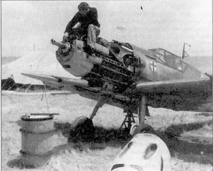 На снимке истребитель Bf 109E4 командира IIIJG27 гауптмана Макса - фото 191
