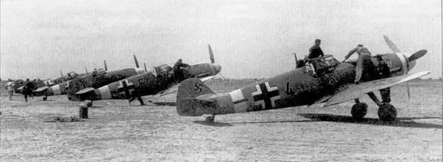 На снимке подготовка к взлету звена Bf 109F из 5го стаффеля 27й эскадры - фото 59