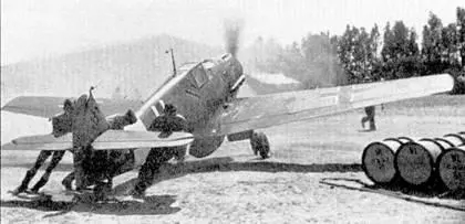 Па старт выруливает тропикализованный Bf109Е7 адъютанта LJG27 обер - фото 6