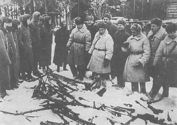 Декабрь 1941 г Остатки разбитой немецкой части сдают стрелковое оружие - фото 1