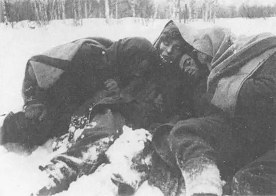 Пленные немецкие солдаты пытаются согреться под почтовыми мешками Подмосковье - фото 8