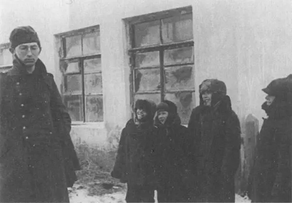 Немецкий солдат плененный во время наступления 49й армии Этот уже - фото 9
