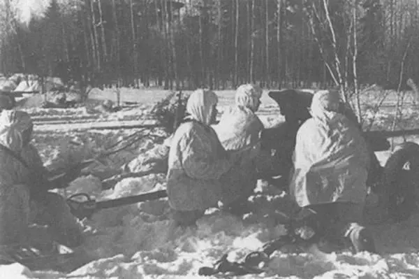 Расчет 45мм противотанкового орудия на позиции 49я армия Декабрь 1941 г - фото 34