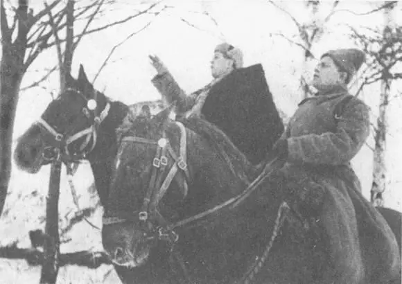 Командиры полков 1го гвардейского кавалерийского корпуса на рекогносцировке - фото 38