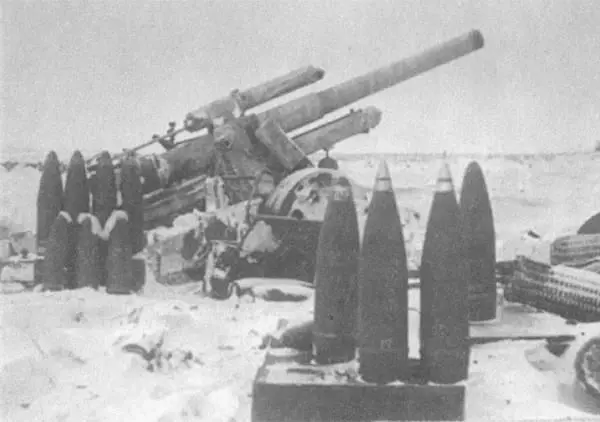 Брошенная немецкая артиллерийская позиция Район Тарусы 1941 г Бойцы 34й - фото 40