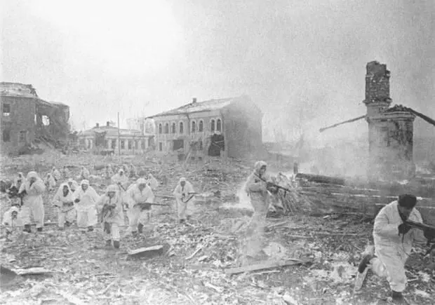 Бойцы 34й стрелковой бригады полковника ПА Акимочкина выбивают немцев из - фото 41