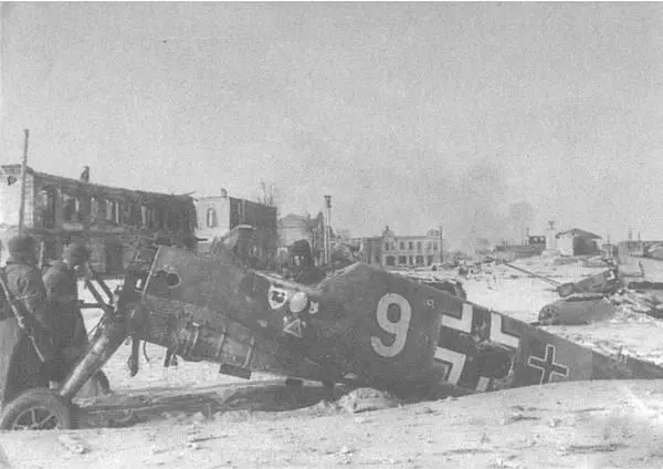 Советские солдаты у разбитого истребителя Bf109 в освобожденном Юхнове - фото 42