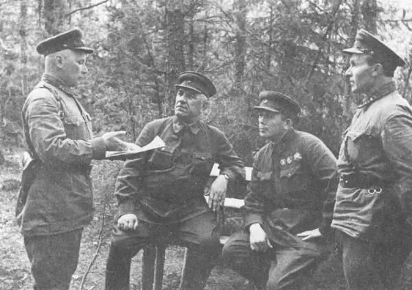 Генерал ИГ Захаркин с офицерами штаба Район Юхнова Весна 1942 г - фото 48