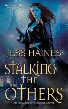 Jess Haines Stalking the Others обложка книги