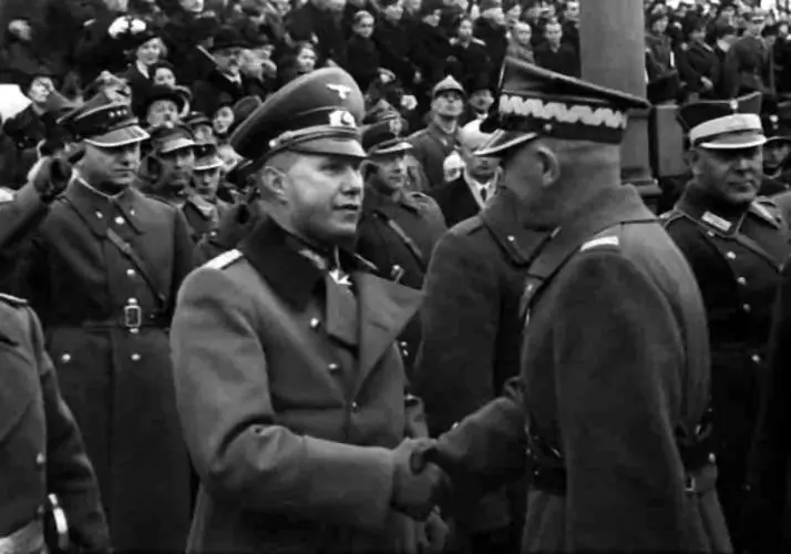 Рукопожатие польского маршала Эдварда РыдзСмиглы и немецкого атташе полковника - фото 25