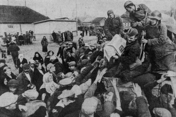 Сентябрь 1939 года Советские солдаты раздают газеты жителям освобожденного от - фото 38