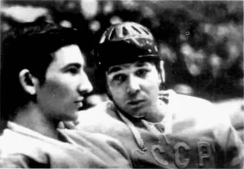 Выдающийся советский хоккеист Александр Мальцев в январе 1975 года стал героем - фото 69