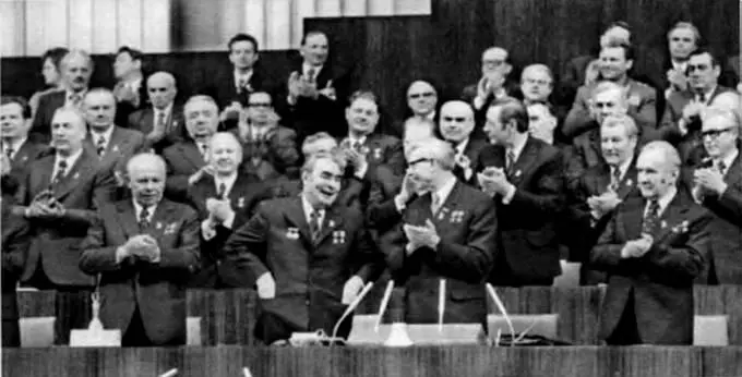 Снимок сделанный на XXV съезде КПСС в феврале 1976 года генсек Леонид Брежнев - фото 76