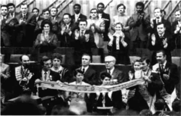 2528 апреля 1978 года состоялся XVIII съезд ВЛКСМ На фото делегация - фото 89