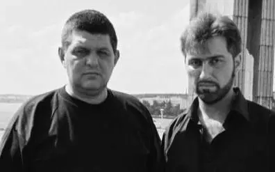 Мансур слева Именно в тот период странным образом начали взрываться и военные - фото 9