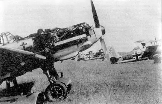Bf 109Е из IJG 1 делят летное поле со штурмовиками Hs 123 гауптмана Вейса из - фото 51