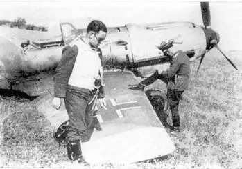 Унтерофицер Келлер обходит свой Bf 109 поврежденный в недавнем бою Тем - фото 67