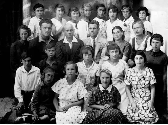 Уникальное фото сделанное в школе Ургенча в 1936 году Во втором ряду сверху - фото 132