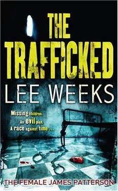 Lee Weeks The Trafficked обложка книги