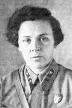 А П Поклонова жена главного конструктора Легкий танк Т26 Двухбашенный - фото 3
